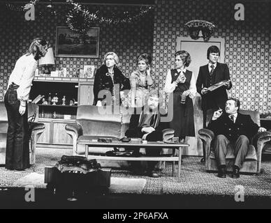 l-r: Emma Jean Richards (Sandra), Eileen Kennally Reeny), Julie Walters (Vera), Ian Redford (Tim), Wendy Craig (Betty), David Neilson (John), Norman Rossington (Ted) in BREEZEBLOCK PARK von Willy Russell im Mermaid Theatre, London EC4 12/09/1977 Design: Adrian Vaux Beleuchtung: Joe Davis Regisseur: Alan Dossor Stockfoto