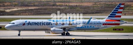 American Airlines mit der Ehrenmedaille nach der Landung in Charlotte, North Carolina. Stockfoto