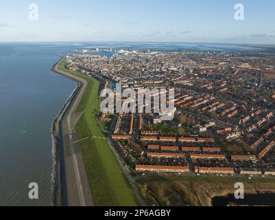 Ein fesselndes Drohnenvideo von Den Helder zeigt die atemberaubende Küstenlage der Stadt und die atemberaubende Landschaft von oben. Stockfoto