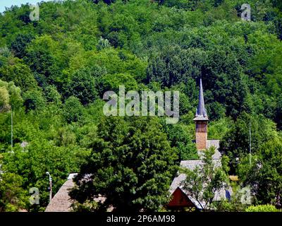 orthodoxe Holzkirche und alte Holzhäuser im Museum in Baia Mare Stockfoto