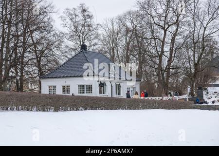 Norwegen, Oslo - 27. Februar 2019: Weißes Gebäude im Frogner Park Pond im Winter, öffentlicher Park in der Hauptstadt. Stockfoto