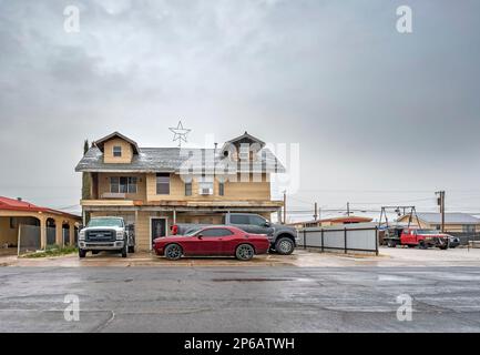 Hobbs, New Mexico, USA – 18. Februar 2023: Drei Fahrzeuge parken auf dem Rasen eines Hauses Stockfoto