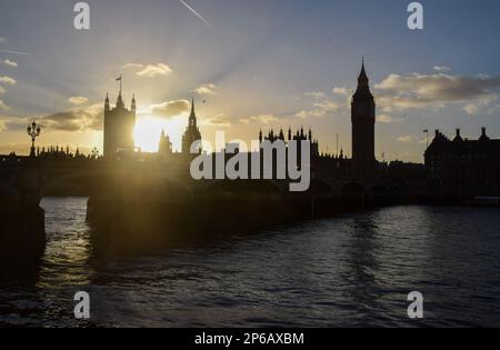 Silhouette of the Houses of Parliament, Big Ben and Westminster Bridge at Sunset, London, UK, 30. Januar 2023. Stockfoto