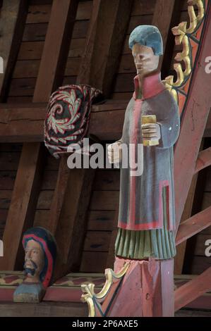 Holzfigur des Apostels Saint Bartholomew. Eine von zwölf Schnitzereien, die die Jünger Jesu in der Johannes-Täufer-Kirche, Bere Regis, Dorset, repräsentieren. Stockfoto