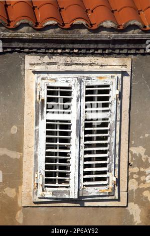 Rustikale Fenster und Fensterläden Stockfoto
