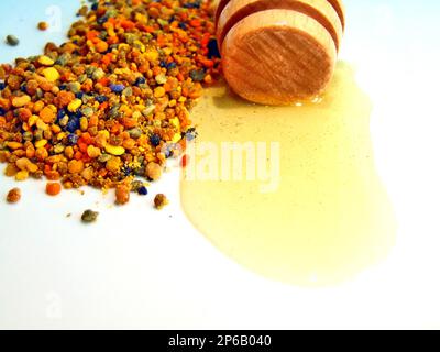 Rohe Pollenpolyblume und Honig aus einem hölzernen Teelöffel Stockfoto