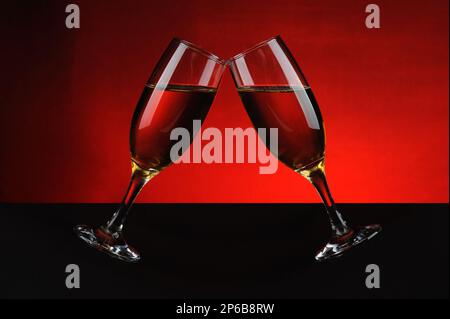 Gläser Champagner auf dunklem Hintergrund Stockfoto