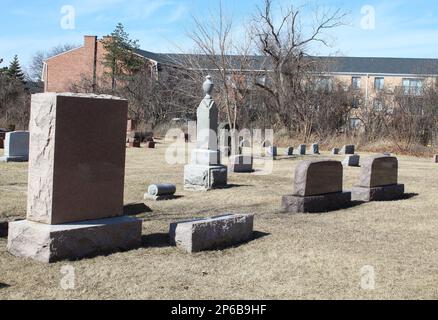 Kleiner Friedhof in Chicagos nördlichen Vororten an einem sonnigen Tag Stockfoto