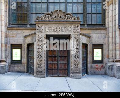 Die Bowery Savings Bank, ein Wahrzeichen von New York City, hat ihren Haupteingang in der East 42. Street. Diese Details sind von hinten (East 41. Street). Stockfoto