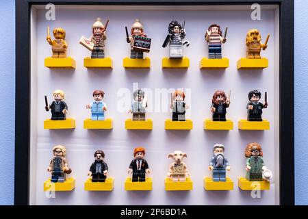 Harry-Potter-thematische lego-Figuren und -Figuren aus der Wizarding World-Serie von lego stehen auf lego-Steinen in einem an der Wand befestigten Bilderrahmen. UK Stockfoto