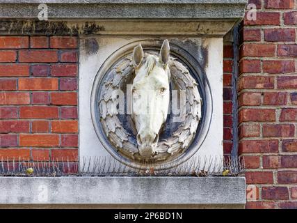 Der aus rotem Backstein und Stein bestehende George S. Bowdoin-Stall ist ein Wahrzeichen von New York City und wurde zu Büros umgebaut. Stockfoto