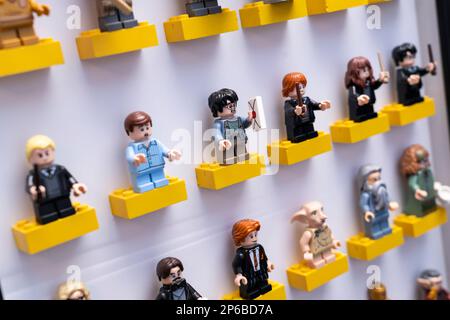 Harry-Potter-thematische lego-Figuren und -Figuren aus der Wizarding World-Serie von lego stehen auf lego-Steinen in einem an der Wand befestigten Bilderrahmen. UK Stockfoto