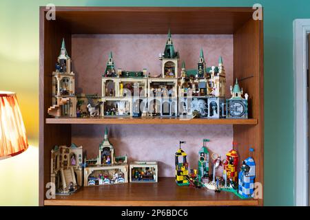 Harry-Potter-lego auf einem britischen Zuhause von einem erwachsenen Sammler. Hogwarts School und ein Quidditch-Spiel aus der magic World-Serie von lego Stockfoto