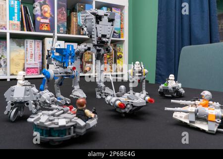 Die Rebellenallianz, der Mandalorianer und Grogu stehen vor einem AT-ST-Kampfläufer und anderen Imperiumsschiffen – lego-Modelle, die auf einem Tisch aufgestellt sind. UK Stockfoto