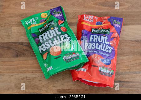 Päckchen Rowntrees Fruit Pastilles, die jetzt im Besitz von Nestlé sind, werben für vegane Süßigkeiten. UK. Konzept: Geeignet für Veganer, Veganer Stockfoto