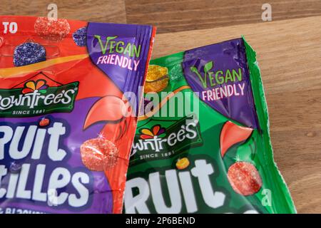 Päckchen Rowntrees Fruit Pastilles, die jetzt im Besitz von Nestlé sind, werben für vegane Süßigkeiten. UK. Konzept: Geeignet für Veganer, Veganer Stockfoto