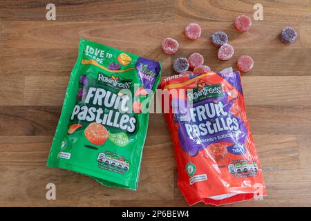 Päckchen Rowntrees Fruit Pastilles, die jetzt im Besitz von Nestlé sind, werben für vegane Süßigkeiten. UK. Konzept: Geeignet für Veganer, Veganer Stockfoto