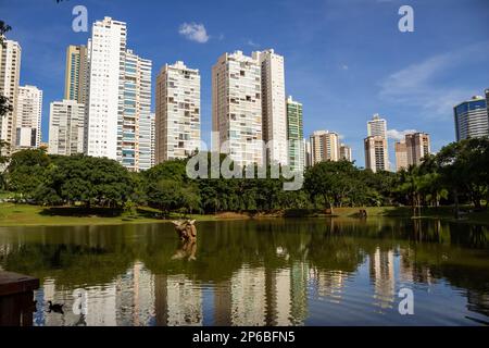 Goiania, Goias, Brasilien – 04. März 2023: Eine Landschaft mit dem Flamboyant Park See und einigen Gebäuden. Stockfoto