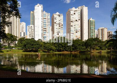 Goiania, Goias, Brasilien – 04. März 2023: Eine Landschaft mit dem Flamboyant Park See und einigen Gebäuden. Stockfoto