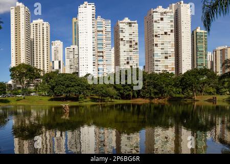 Goiania, Goias, Brasilien – 04. März 2023: Eine Landschaft mit dem Flamboyant Park See und einigen Gebäuden. Stockfoto