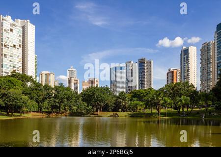 Goiania, Goias, Brasilien – 04. März 2023: Eine Landschaft mit dem Flamboyant Park See und einigen Gebäuden. Stockfoto