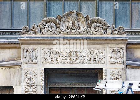 Die Bowery Savings Bank, ein Wahrzeichen von New York City, hat ihren Haupteingang in der East 42. Street. Diese Details sind von hinten (East 41. Street). Stockfoto