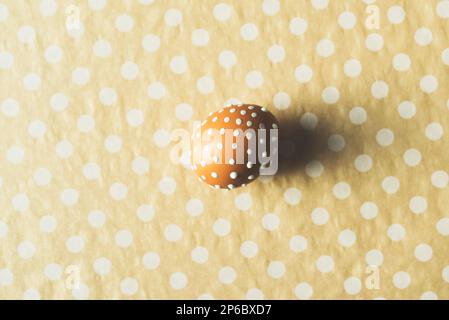 Handbemalte ostereier auf gepunktetem Hintergrund, Aufnahme von oben Stockfoto