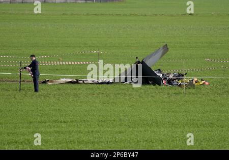 Rom. 7. März 2023. Das Foto wurde am 7. März 2023 aufgenommen und zeigt das Wrack eines Flugzeugs in der Nähe von Rom, Italien. Zwei italienische Air Force-Piloten starben am Dienstag, nachdem das Flugzeug, das sie flogen, in der Luft nahe Rom kollidierte. Kredit: Str/Xinhua/Alamy Live News Stockfoto