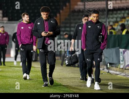 Haydon Roberts von Derby County (links) und Lewis Dobbin, die vor dem Spiel Sky Bet League One im Home Park in Plymouth ankommen. Foto: Dienstag, 7. März 2023. Stockfoto