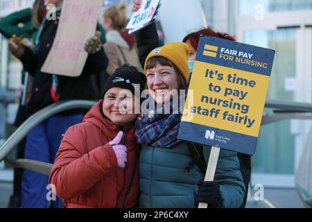 London, Großbritannien. 19. Januar 2023 Krankenschwestern am zweiten Streiktag vor dem University College Hospital in London. © Waldemar Sikora Stockfoto