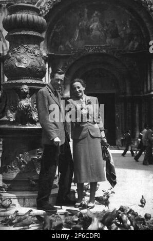 Ca. 1956 , Venedig , ITALIEN : IDA BORLETTI ( geboren 1910 in Mailand ) , reiche Tochter von Senator Senatore Borletti Dell'Acqua conte d'Arosio ( 1880 - 1939 ) , Gründer VON RINASCENTE ( 1917 ) und Eigentümerin von SNIA VISKOSA . Im Jahr 1956 heiratete der englische Bildhauer und Spion MICHAEL NOBLE ( 1919 - 1993 ) mit ihr auf diesem Foto . Ida war eine gefeierte Kunstsammlerin , und La Scala Financiers , ein Freund von Indro Montanelli , heiratete am 25 . juni 1932 mit Lucio POZZI . - INDUSTRIA - INDUSTRIALE - SIGNORE DI MILANO - VIP - COLLEZIONISTA D' ARTE - RITRATTO - ITALIEN - ITALIA - PORTRAIT - RITRATTO - PIAZZA Stockfoto