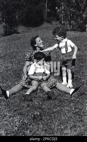 Ca. 1937 , Cortina d' Ampezzo , ITALIEN : IDA BORLETTI Dell'Acqua ( geboren 1910 in Mailand ) mit Söhnen LUCIO POZZI ( Lucino , geboren 1935 , feiert Maler ) und MARCELLO POZZI . Ida war die reiche Tochter von Senator Senatore Borletti conte di Arosio ( 1880 - 1939 ) , Gründerin VON RINASCENTE ( 1917 ) und Eigentümerin von SNIA VISKOSA . Ida war eine gefeierte Kunstsammlerin , und La Scala Financiers , ein Freund von Indro Montanelli , heiratete am 25 . juni 1932 mit Lucio POZZI . 1956 heiratete der englische Bildhauer Michael Noble . Lucio Pozzi heiratete die gefeierte Schriftstellerin DACIA MARAINI von 1958 bis Stockfoto