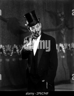 1928 , USA : der Filmschauspieler LON CHANEY Senior ( 1883 - 1930 ) WESTLICH VON SANSIBAR ( 1928 - La serpe di Sanzibar ) von Tod Browning , aus einer Geschichte von Elliott J. Clawson . - CINEMA MUTO - STUMMFILM - Top hat - cappello a cilindro - triller - Horror - Baffi - Schnurrbart - barba - Bart - Fliege - Cravatta - papillon - Rauchen - Frack --- Archivio GBB Stockfoto