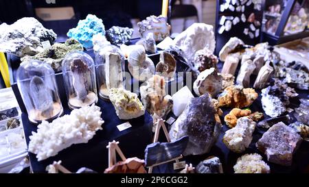 Warschau, Polen. 5. März 2023 Warschauer Mineralausstellung 2023. Farbige Steine unterschiedlicher Größe liegen auf einem Regal. Ausstellung von Halbedelsteinen. Stockfoto