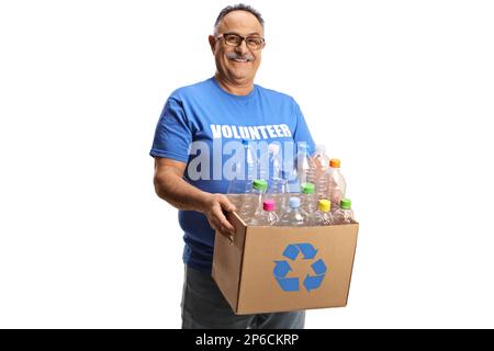 Fröhlicher erwachsener Freiwilliger mit einer Box mit Plastikflaschen zum Recycling isoliert auf weißem Hintergrund Stockfoto