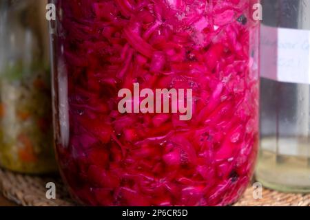 Rotkohl Nahaufnahme Magenta Sauerkraut Fermentieren in Fermentation Kilner Glas in einer Küche Essen für Darm Gesundheit Wales UK KATHY DEWITT Stockfoto