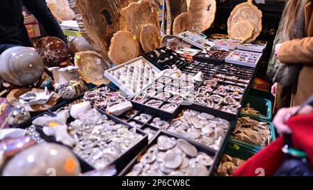 Warschau, Polen. 5. März 2023 Warschauer Mineralausstellung 2023. Farbige Steine unterschiedlicher Größe liegen auf einem Regal. Ausstellung von Halbedelsteinen. Stockfoto