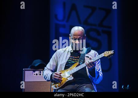 Brünn, Tschechische Republik. 07. März 2023. Dave Holland Trio eröffnete am 7. März 2023 im SONO Centrum Brünn den Hauptkonzert-Block des Brno JazzFest. Hier ist der Gitarrist Kevin Eubanks abgebildet. Kredit: Patrik Uhlir/CTK Photo/Alamy Live News Stockfoto