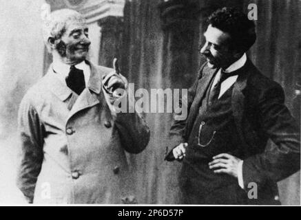 Der italienische Fotograf und Stummfilmregisseur LUCA COMERIO ( 1878 - 1940 ) mit dem bekannten mailänder Schauspieler und Schriftsteller EDOARDO FERRAVILLA ( 1846 - 1915 ). - FILM - KINO MUTO - Fotografo - regista cinematografico - attore Dialettale milanese - lächeln - sorriso - Archivio GBB Stockfoto