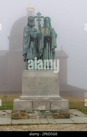 Hölzerne Kapelle und Statue von St. Cyril und Methodius am nebligen Sommertag in den Beskiden in der Tschechischen Republik Stockfoto