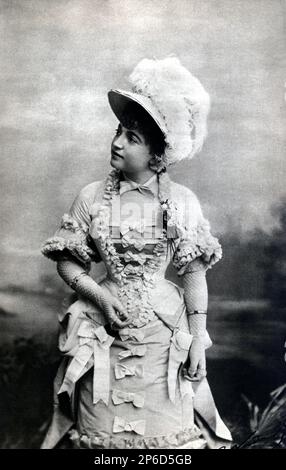 1895 Ca , Paris , Frankreich : die französische Schauspielerin MARGUERITE DEVAL ( 1866 - 1955 ) , Gründerin einer Theaterfirma mit der Schauspielerin Gabrielle Dorziat im Jahr 1900 . Freund von Sacha Guitry , Tristan Bernard und Cecile Sorel . Regisseurin des 1898. Theaters des Mathurins in Paris. Foto von NADAR . - Attrice - TEATRO - THEATER - Theater - Theater - DIVA - DIVINA - Kostüm Teatrale - Cappelo - Hut - Sculatura - Nackenöffnung - Ausschnitt - Bogen - Piume - Federn --- Archivio GBB Stockfoto