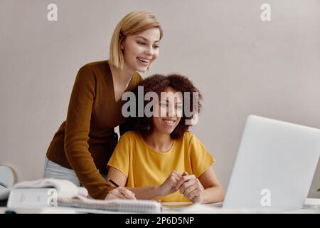 Zwei weibliche Kollegen im Büro, die zusammenarbeiten. Stockfoto