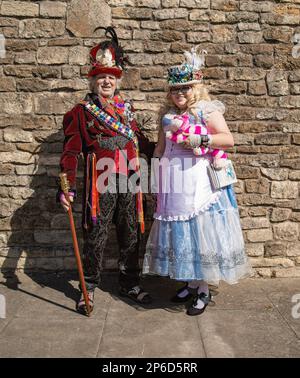 Porträt eines Steampunk-Paares in Alice-im-Wunderland-Kleidung. Stockfoto