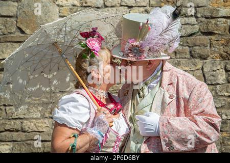 Porträt eines stilvollen Steampunk-Paares mittleren Alters, das sich küsst. Stockfoto