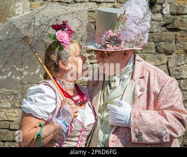 Portrait eines stilvollen, verliebten Steampunk-Paares mittleren Alters. Stockfoto