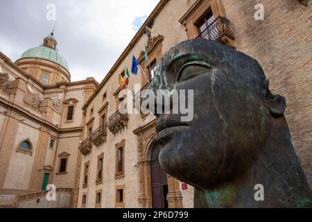 Auf der Piazza Armerina, Italien, am 08.-04.-23, Tindaro, Skulptur von Igor Mitoraji und die Fassade des Rathauses Stockfoto