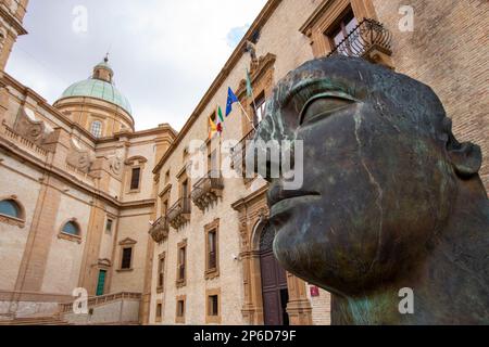 Auf der Piazza Armerina, Italien, am 08.-04.-23, Tindaro, Skulptur von Igor Mitoraji und die Fassade des Rathauses Stockfoto