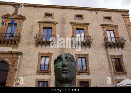 Auf der Piazza Armerina, Italien, am 08.-04.-23, Tindaro, Skulptur von Igor Mitoraji und die Fassade des Rathauses Stockfoto