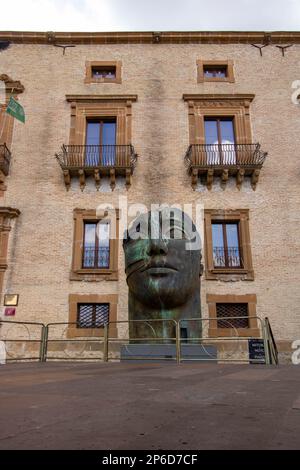 Auf der Piazza Armerina, Italien, am 08.-04.-23, Tindaro, Skulptur von Igor Mitoraji und die Fassade des Rathauses Stockfoto