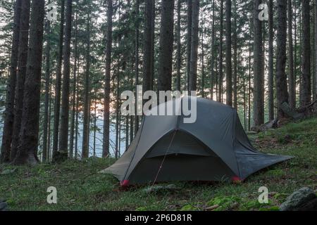 Leichtes freistehendes Dreijahreszelt für 2 Personen, innerer Zeltkörper mit Niederschlag, auf Wald am Abend im Fichtenwald in den Beskid Mountains Stockfoto